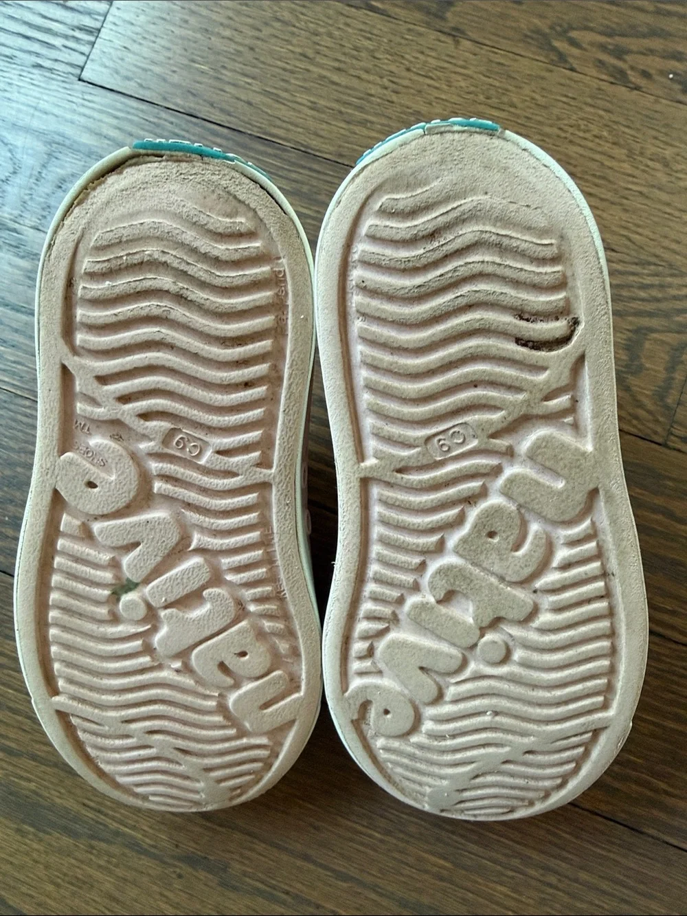 Native Jefferson Girls waterproof slip on sneakers in pink size 9
